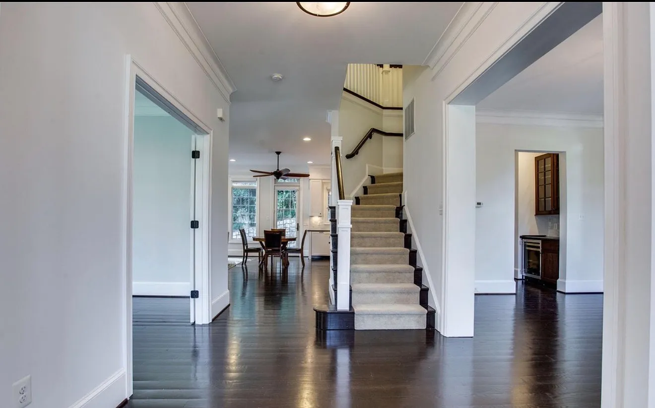 5 bed, 4300 sqft, $9,200 — Photo 2
