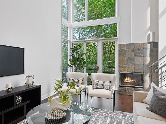 3rd image of 1735 W Le Moyne St #2