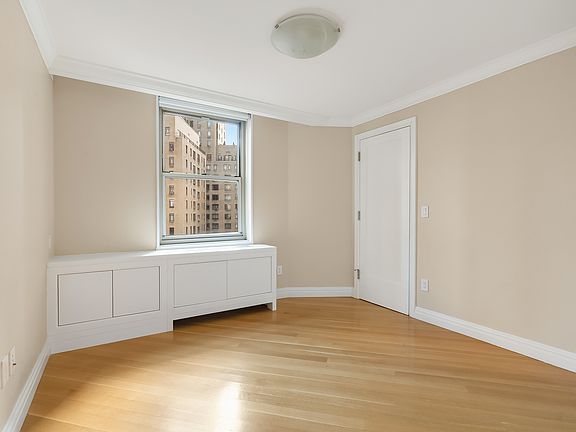 5th image of 30 W 63rd St #14VW
