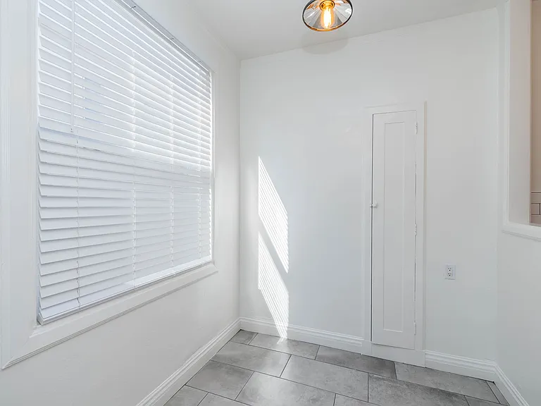 226 Athol — Photo 4