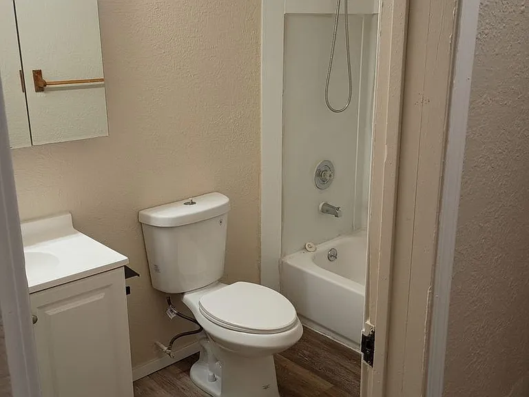 NE Spokane 2 bedroom apartment (Fresh paint and flooring) — Photo 14