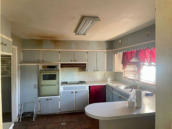 3rd image of 708 W 32nd Ave