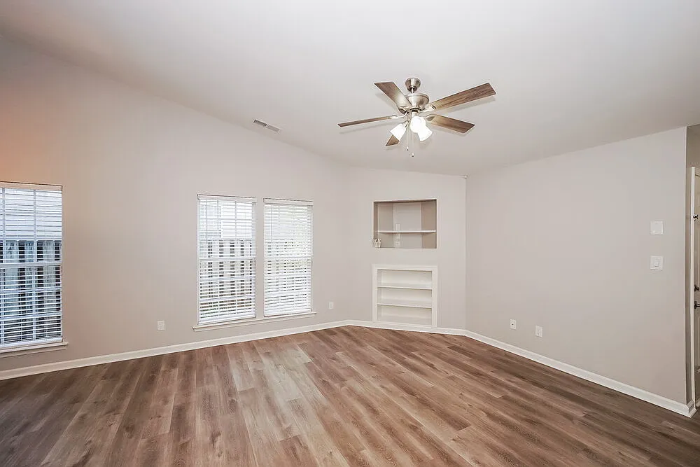 3 bed, 2.0 bath, 1237 sqft, $2,110 — Photo 4