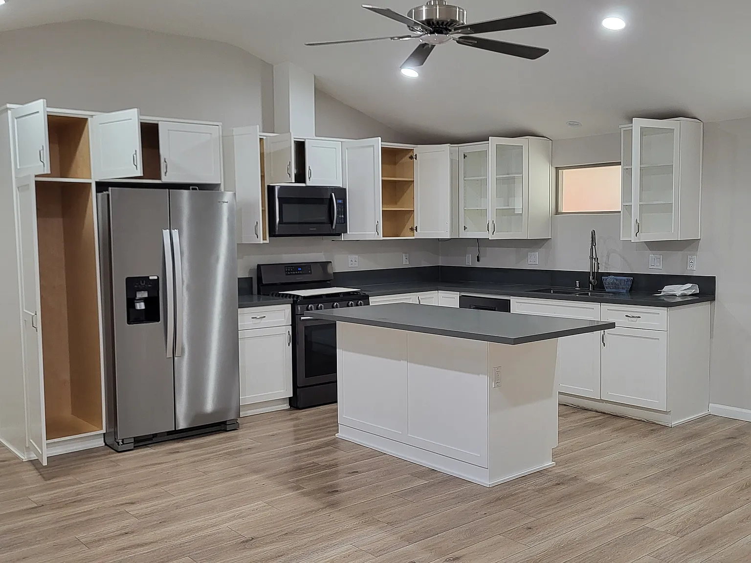 2 bed, 870 sqft, $2,600 — Photo 1