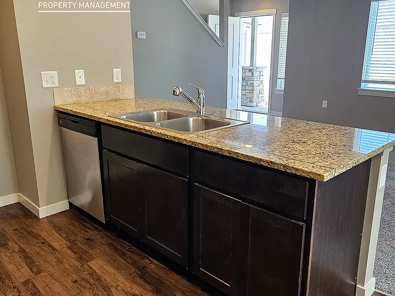 811 E Wandering Ln — Photo 4