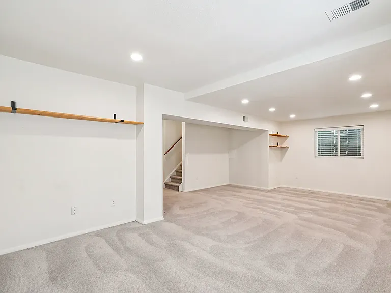 8064 Meadowdale Sq — Photo 12