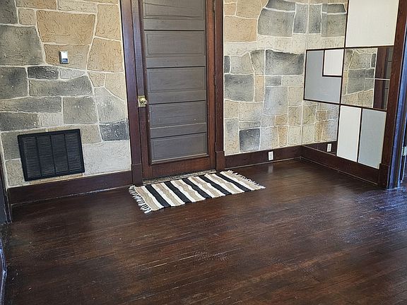 2nd image of 927 E 8th St #927
