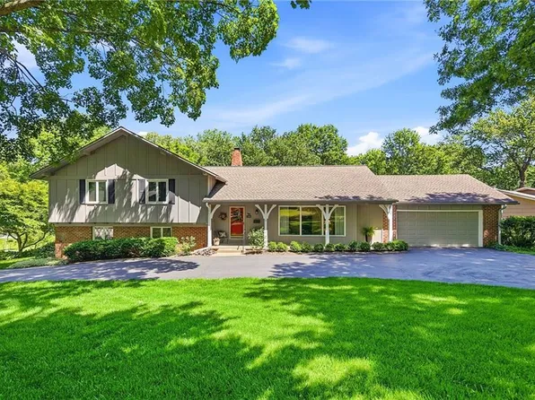 9717 Cherokee Ln, Leawood, KS 66206