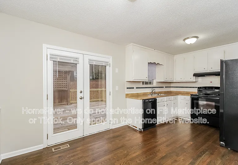 555 Browning Cir — Photo 5