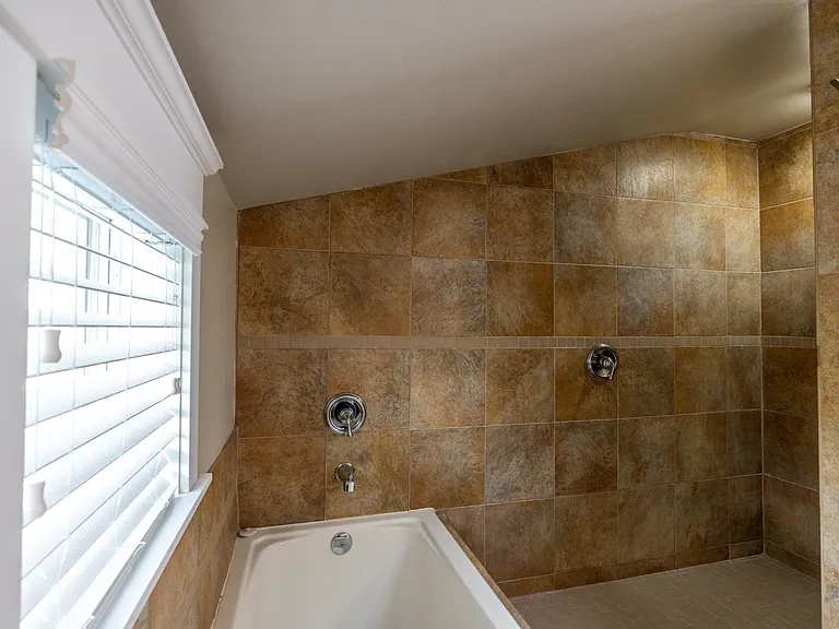 621 E 33rd Ave — Photo 25
