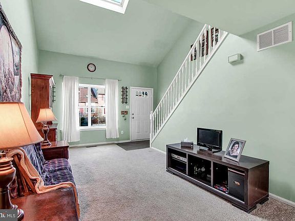 3rd image of 105 Independence Ct
