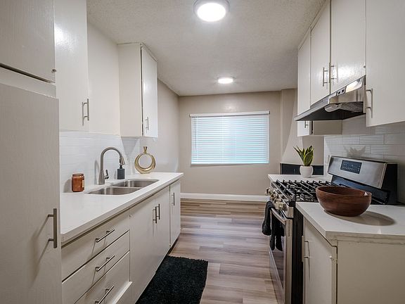 2nd image of 922 Park Cir #4