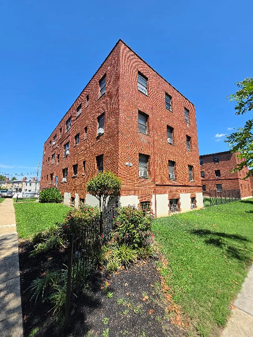 140 Kenilworth Ave Ne — Photo 2
