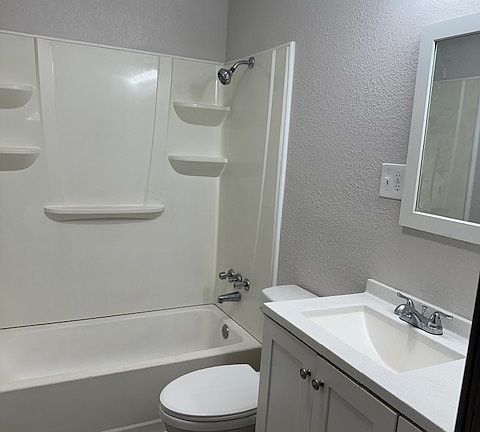 5th image of 136 21st St NE