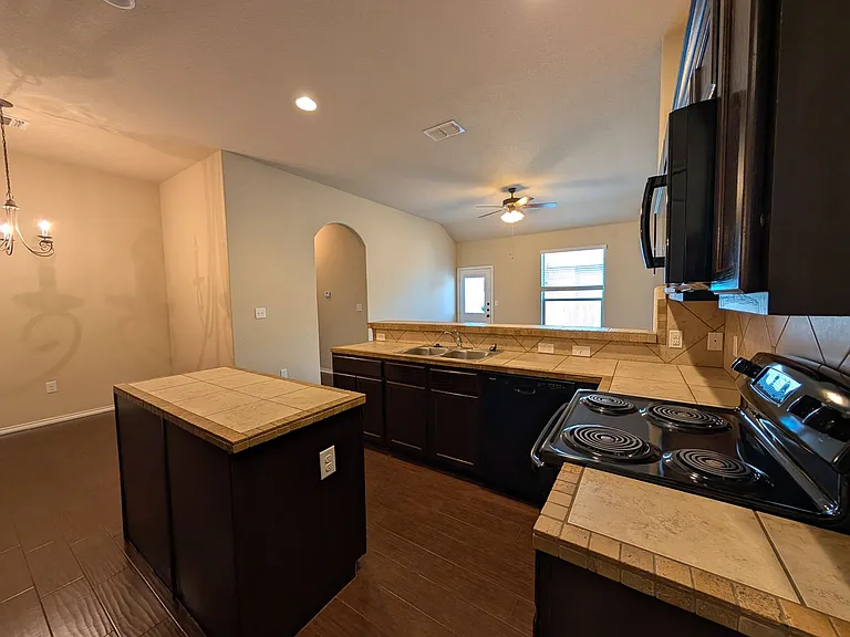 697 Creekside Cir — Photo 8