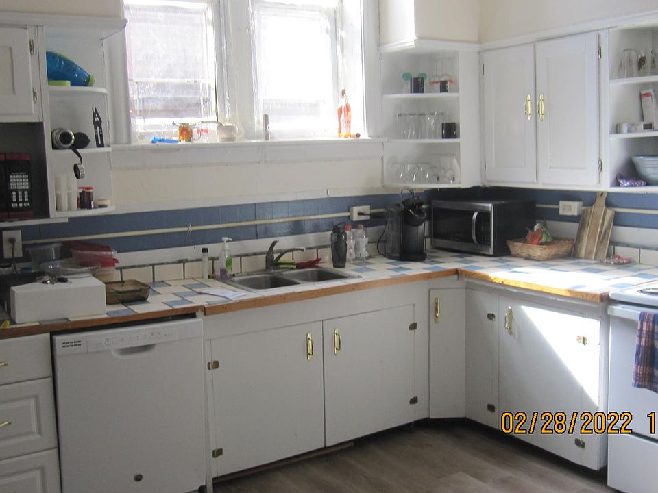 Kitchen sink, stove and dishwasher