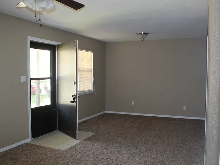 764 E Rose Dr — Photo 4