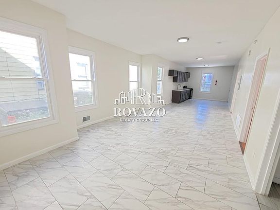 3rd image of 228 Wainwright St Floor 1