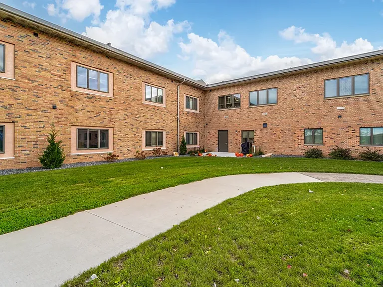 Sunset Place Apartments — Photo 63