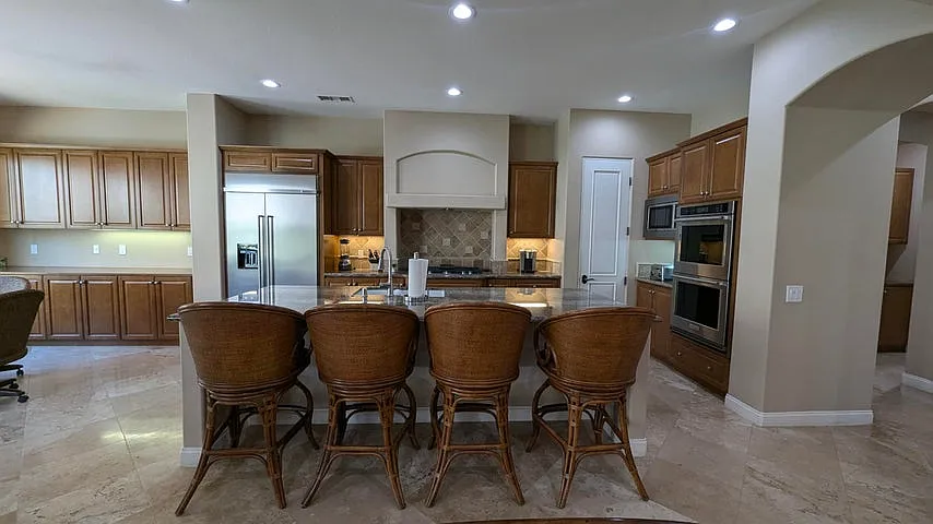 3 bed, 3186 sqft, $6,000 — Photo 3