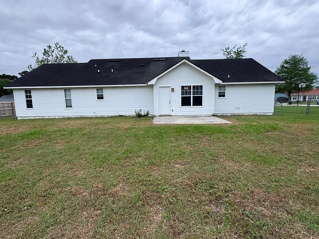 3 bed, 2.0 bath, 1454 sqft, $1,425 — Photo 3