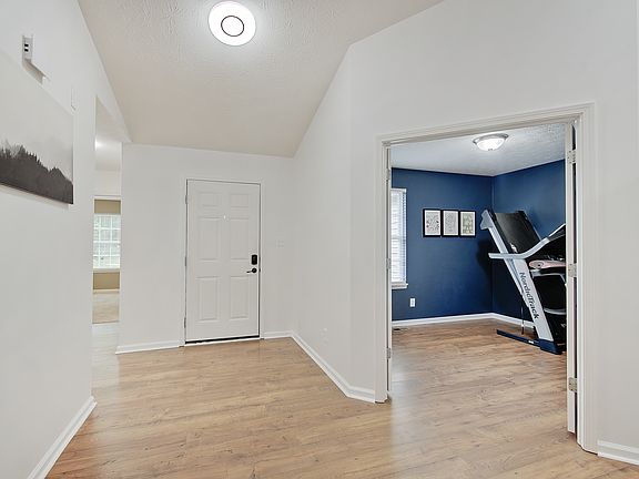 3rd image of 439 Plainville Dr