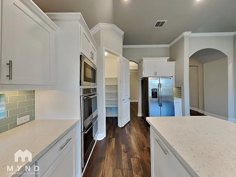523 Pineview Dr — Photo 3