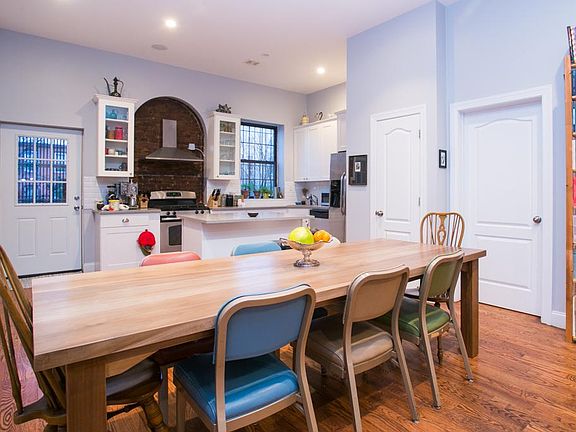 4th image of 525 Gates Ave APT 1