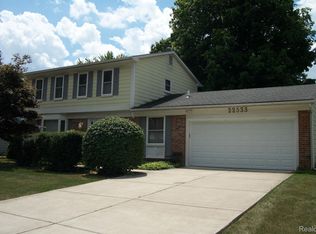 22533 Heatherwoode Dr, Novi, MI 48375