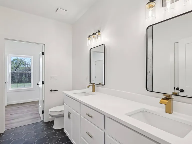 231 Amos Cir — Photo 3