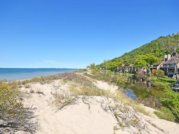 11 Great Lakes Gln, Glen Arbor, MI 49636