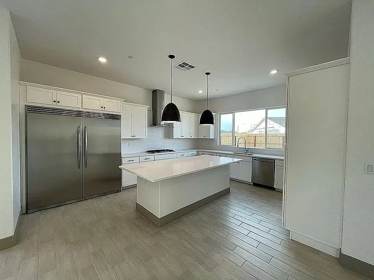434 E Tyler Ct — Photo 2