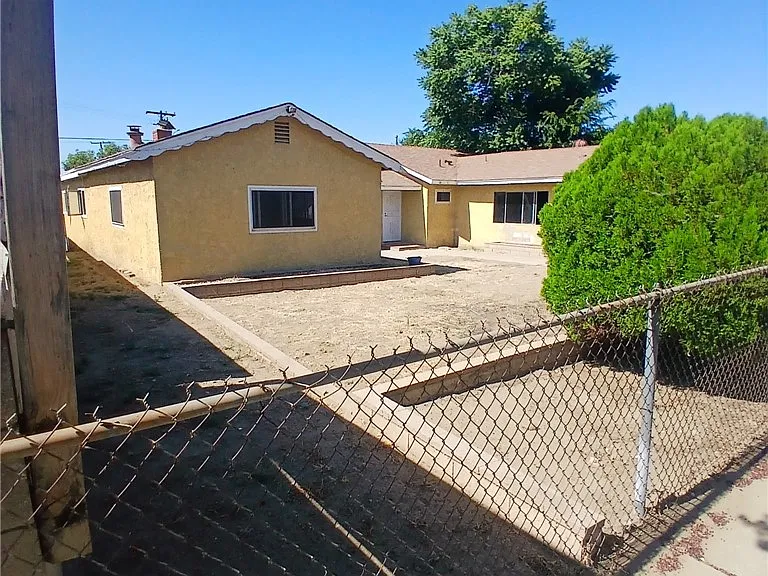652 E Belmont St — Photo 3