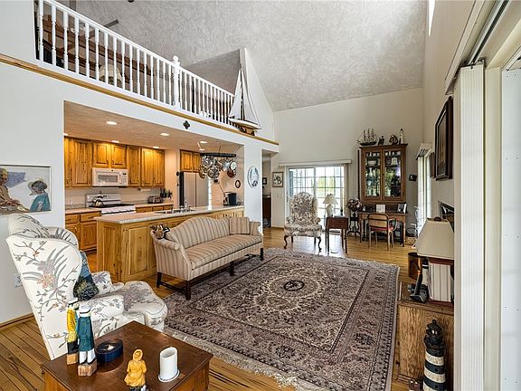 4th image of 140 Seagull Ln