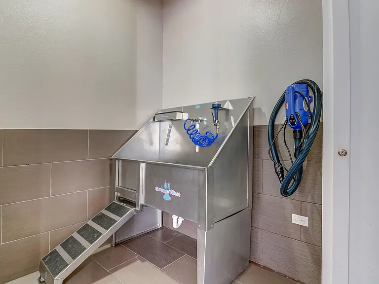 Pet washing station