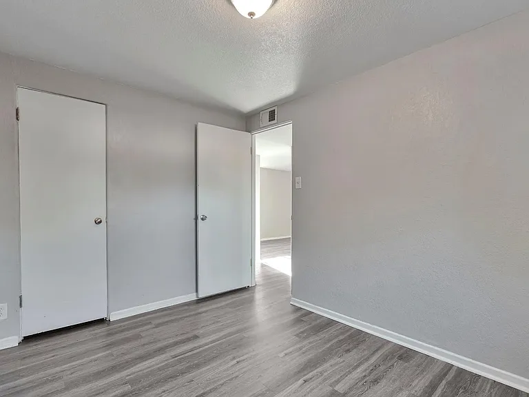 1443 N Stuart St — Photo 8