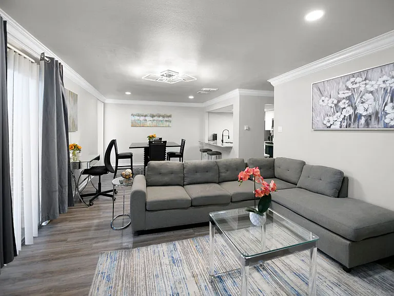 E Avenue J — Photo 31