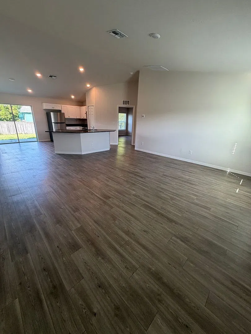 3 bed, 2.0 bath, 1357 sqft, $1,795 — Photo 2
