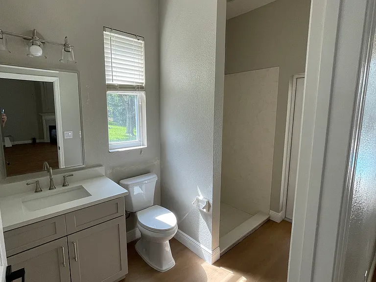 Downstair/pool full bath