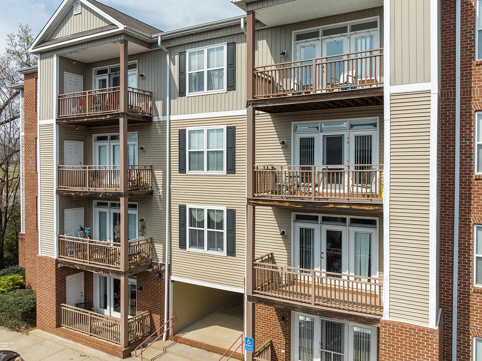 655 Woodbrook Dr — Photo 1