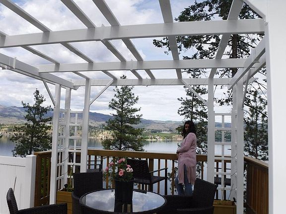 Pergola deck. Dine, sip coffer or wine. Manson Bay is across the way.