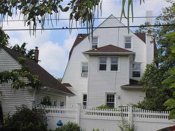 3rd image of 835 Plaza Pl