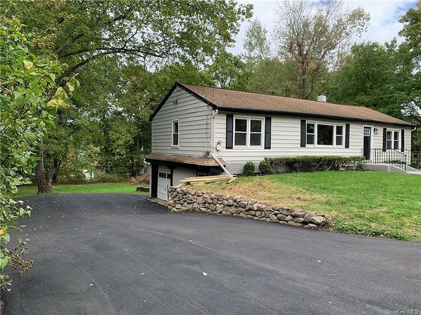 28 Hillcrest Dr, Salisbury Mills, NY 12577