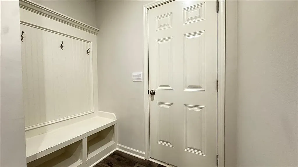 3 bed, 4.0 bath, 2426 sqft, $2,650 — Photo 2