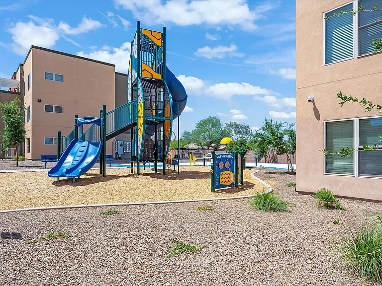 Lynne Village Apartments — Photo 29