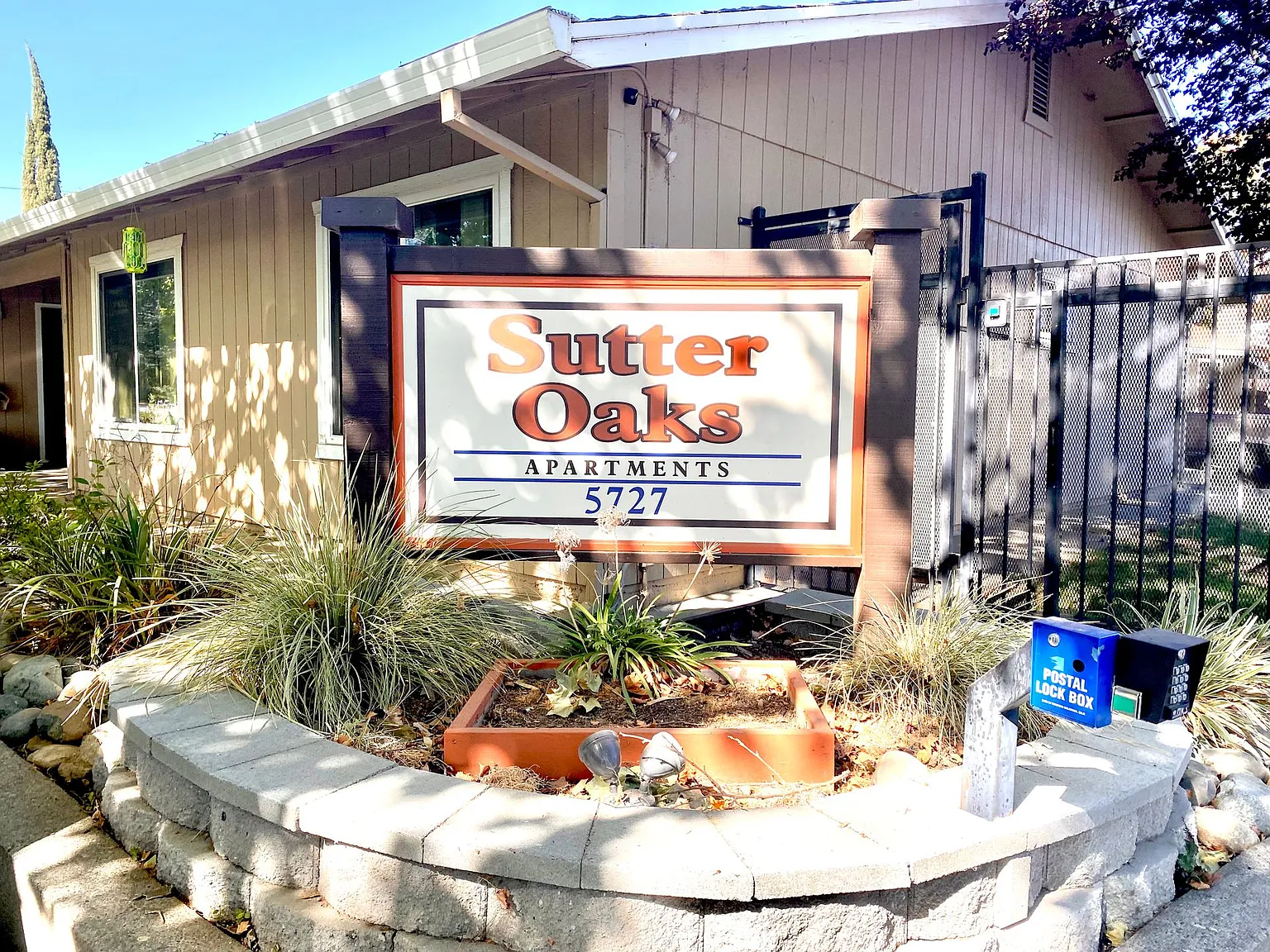 Sutter Oaks small gated community — Photo 2