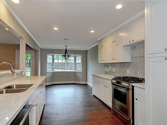 4th image of 2705 Shoreline Dr