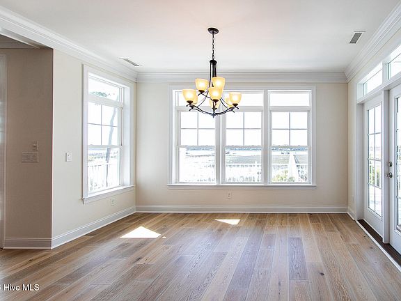 4th image of 502 Shoreline Drive E