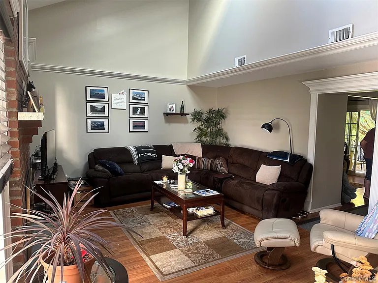 121 Villagegreen Ct — Photo 7