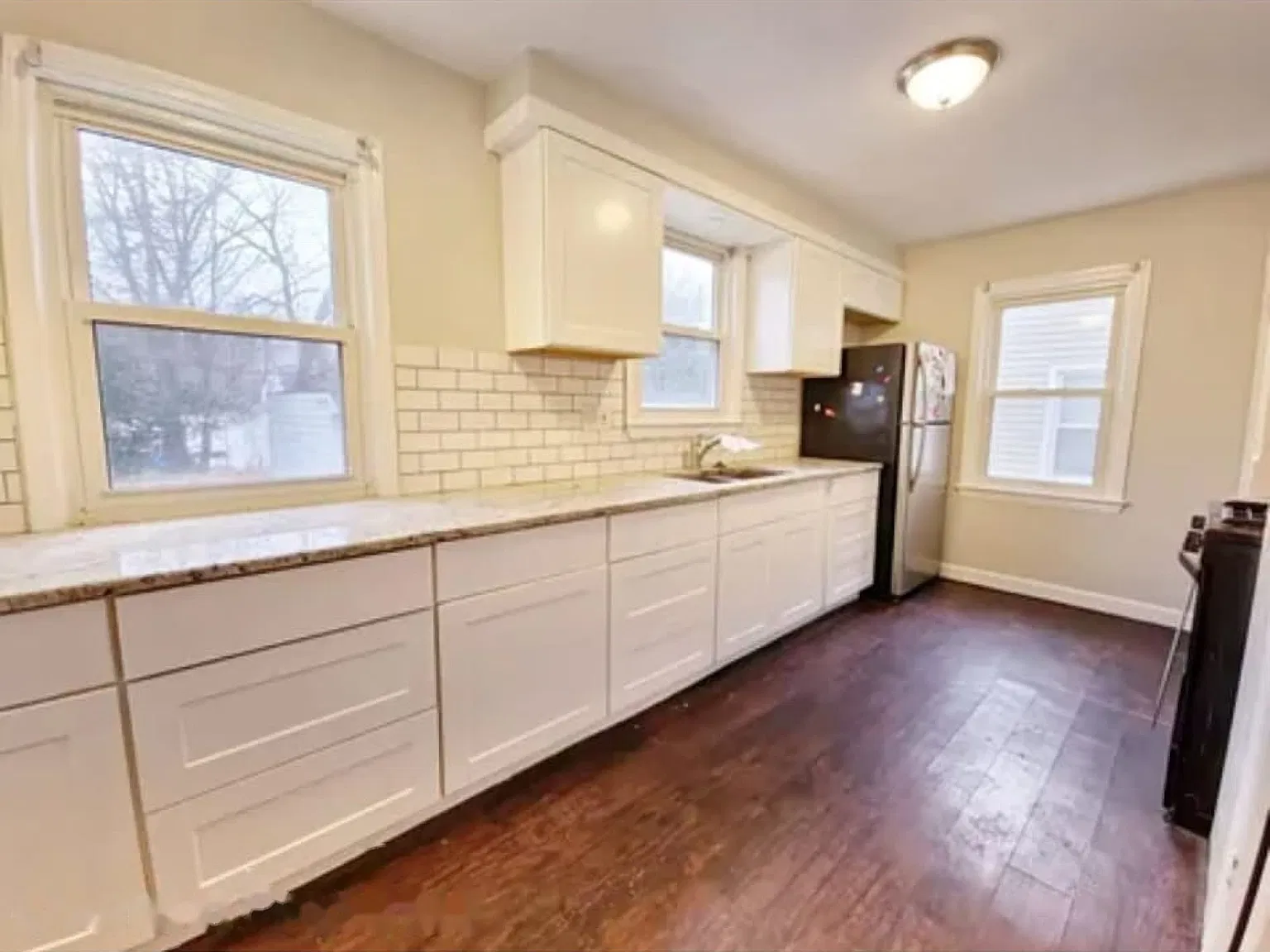 3 bed, 1.5 bath, 1182 sqft, $2,000 — Photo 2